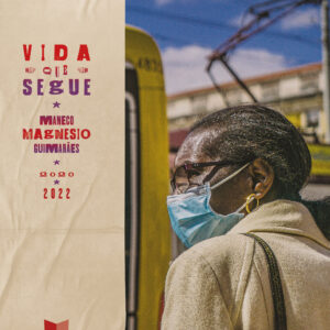 Capa do livro Vida Que Segue onde se lê o texto VIDA QUE SEGUE - Maneco Magnesio Guimarães - 2020 - 2022 e ao seu lado direito se vê uma foto de uma mulher negra e idosa usando máscara de proteção branca, usando um casaco na cor bege, em frente a um bonde na cor amarela.